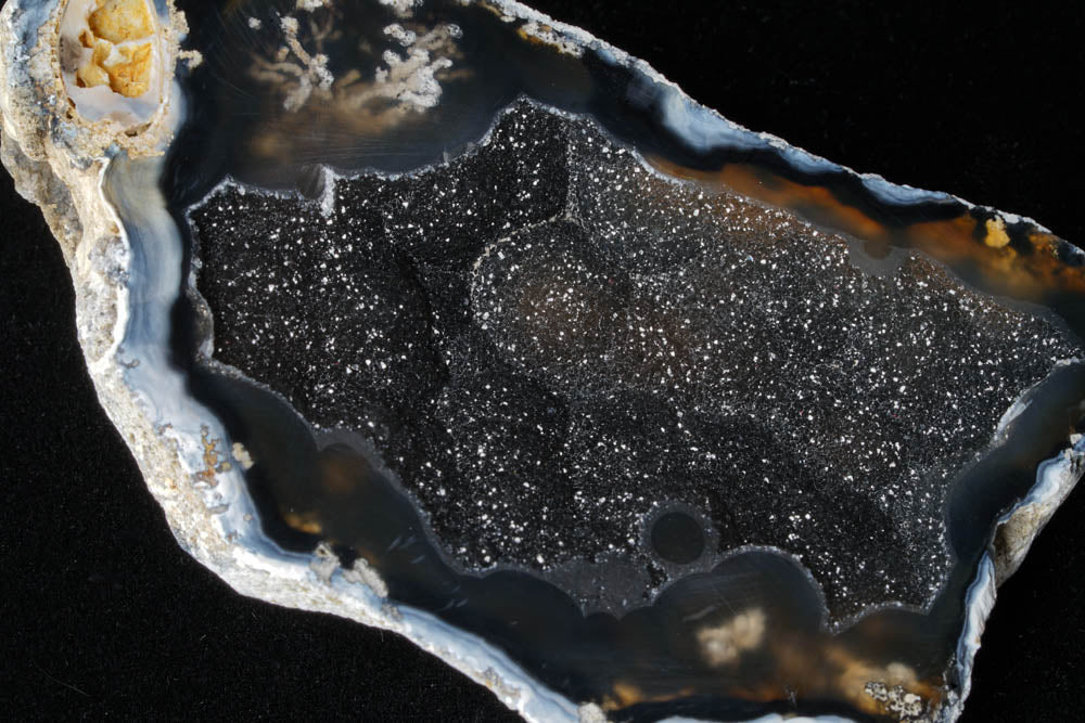 Black Geodes